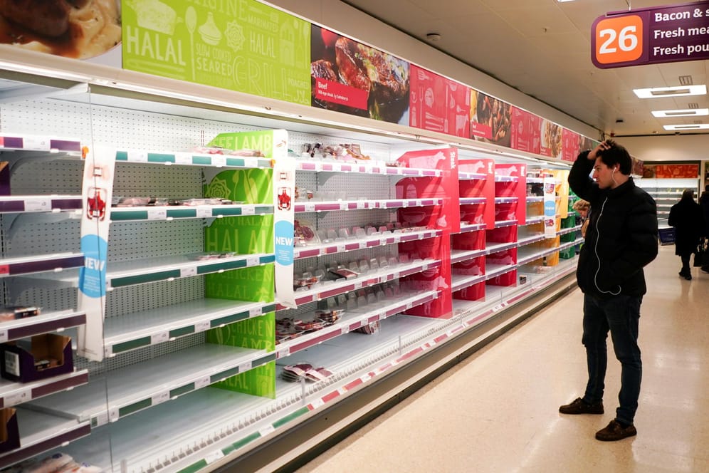 Das Fleischregal in einem Londoner Supermarkt ist leer: Die britischen Bauern fürchten nun, dass sie Lebensmittel vernichten müssen.