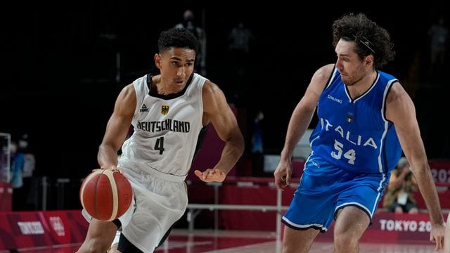 Die deutschen Basketballer um Maodo Lo (l) zeigten eine gute Leistung, aber unterlagen am Ende den Italienern. Die deutschen Basketballer um Maodo Lo (l) zeigten eine gute Leistung, aber unterlagen am Ende den Italienern.