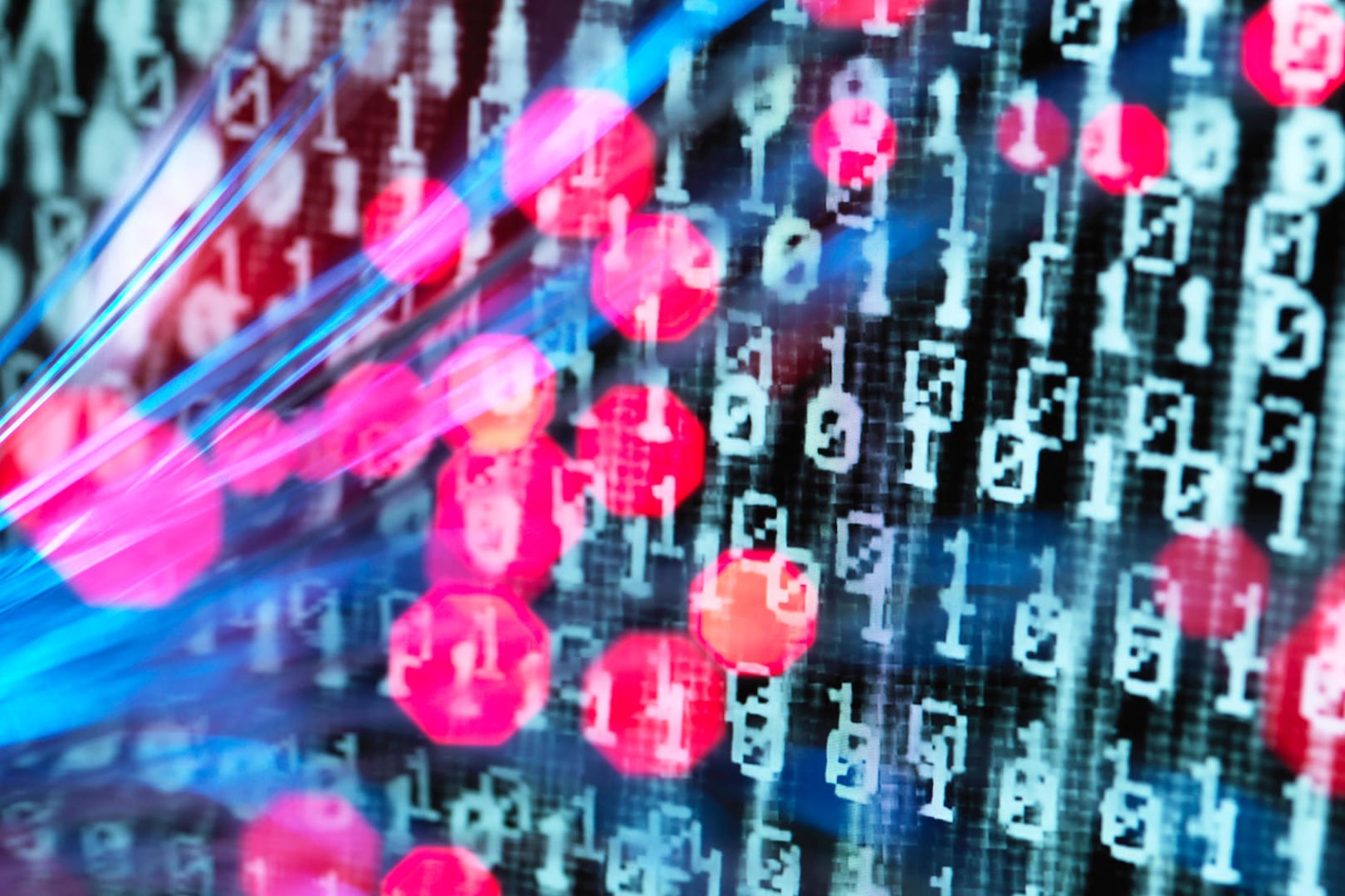 Glasfaserkabel vor Desktop (Symbolbild): Es besteht eine hohe Gefahr für Cyberangriffe bei der Bundestagswahl.