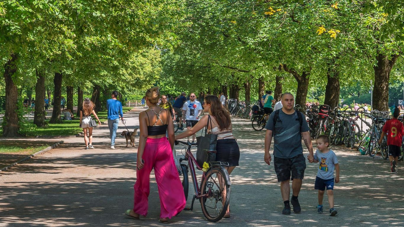 Hofgarten in München: Die Menschen treffen sich wieder draußen. Doch wie hoch fällt dort die Corona-Ansteckungsgefahr aus?