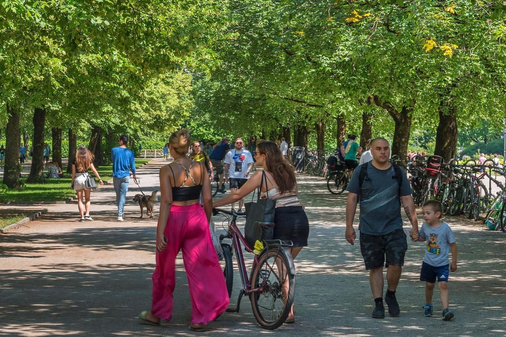 Hofgarten in München: Die Menschen treffen sich wieder draußen. Doch wie hoch fällt dort die Corona-Ansteckungsgefahr aus?