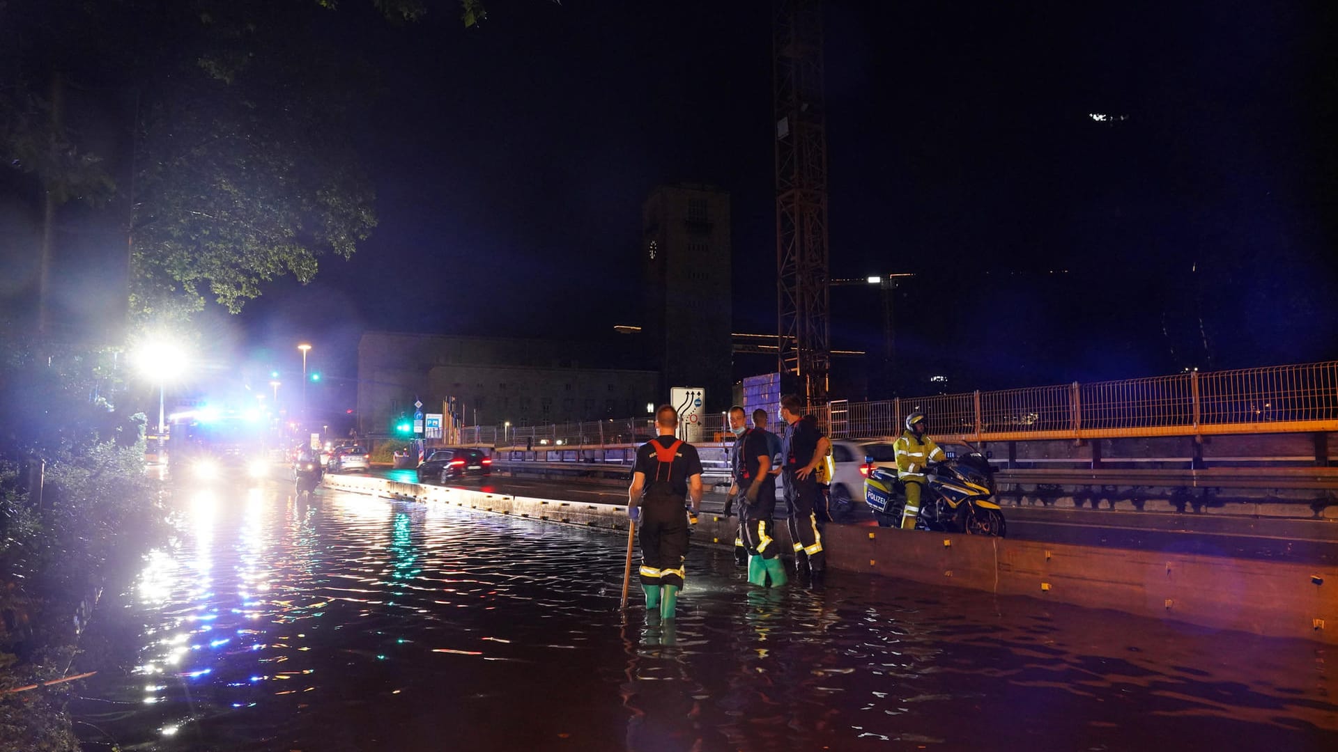 Unwetter in Stuttgart: Am Hauptbahnhof war die Schillerstrasse erneut überfluetet. Unwetter in Stuttgart: Am Hauptbahnhof war die Schillerstrasse erneut überfluetet.