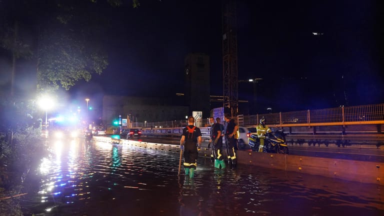 Unwetter in Stuttgart: Am Hauptbahnhof war die Schillerstrasse erneut überfluetet.