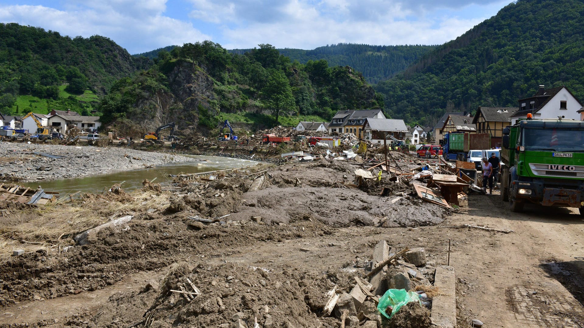 Spur der Verwüstung: Viele Gerätschaften für die Ernte sind bei der Flut zerstört worden – nun fürchten die Winzer auch noch um den aktuellen Weinjahrgang.
