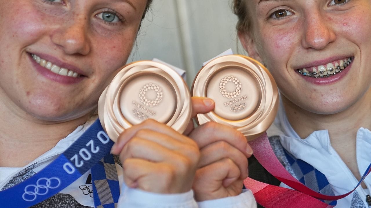 Tina Punzel (l) und Lena Hentschel zeigen stolz ihre Medaillen.