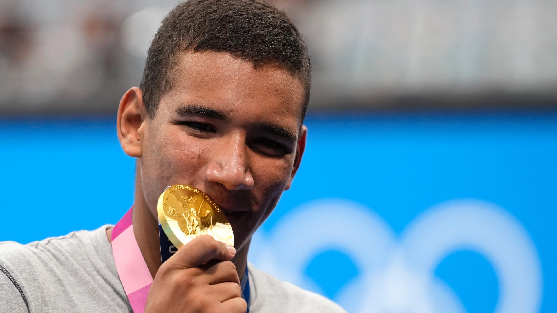 Ob es schmeckt? Hafnaoui beißt in seine Goldmedaille.