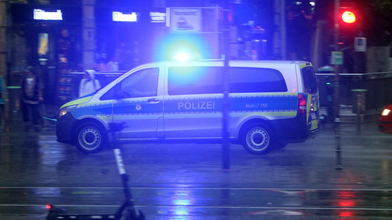 Einsatzwagen der Polizei (Symbolbild): In Berlin sollen Unbekannte eine Frau mit einer Druckluftwaffe beschossen haben.