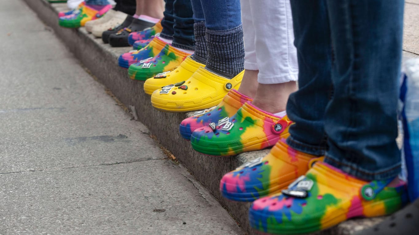 Eine Reihe Crocs (Symbolbild): Der Schuhhersteller hat in den USA mehr als 20 Unternehmen verklagt, die ähnliche Schuhmodelle verkaufen.