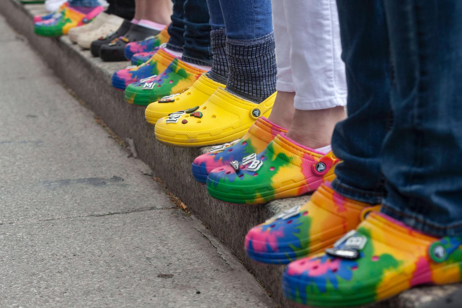 Eine Reihe Crocs (Symbolbild): Der Schuhhersteller hat in den USA mehr als 20 Unternehmen verklagt, die ähnliche Schuhmodelle verkaufen. Eine Reihe Crocs (Symbolbild): Der Schuhhersteller hat in den USA mehr als 20 Unternehmen verklagt, die ähnliche Schuhmodelle verkaufen.