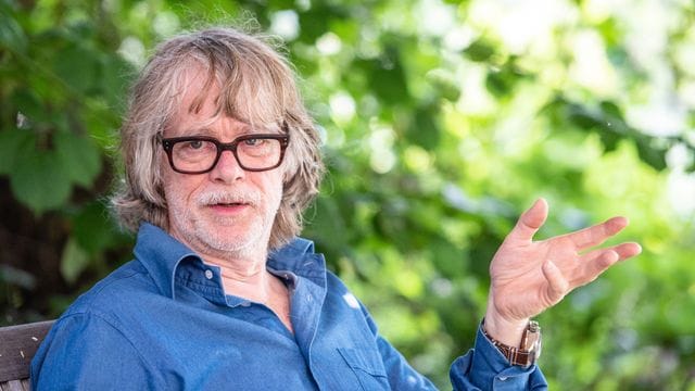 Musiker Helge Schneider spricht in seinem Garten mit einem Journalisten. Musiker Helge Schneider spricht in seinem Garten mit einem Journalisten.