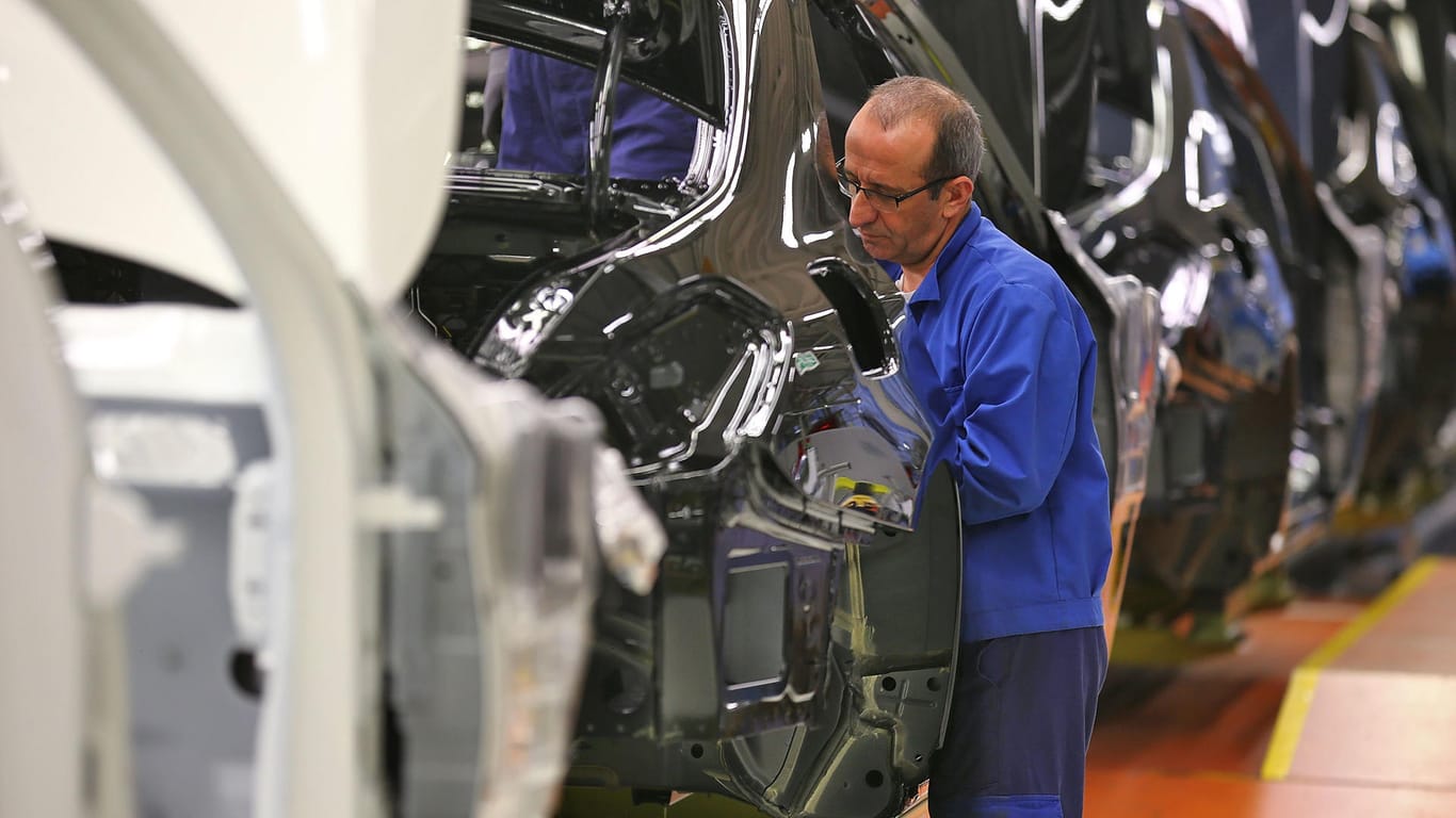 Arbeiter in der Automobilbranche (Symbolbild): In der Industrie kürzten viele Unternehmen die Arbeitszeit – das fehlende Gehalt fing der Staat auf.