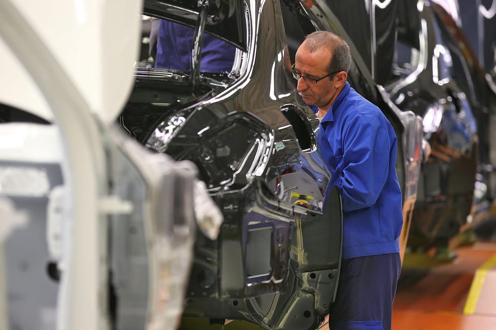 Arbeiter in der Automobilbranche (Symbolbild): In der Industrie kürzten viele Unternehmen die Arbeitszeit – das fehlende Gehalt fing der Staat auf.