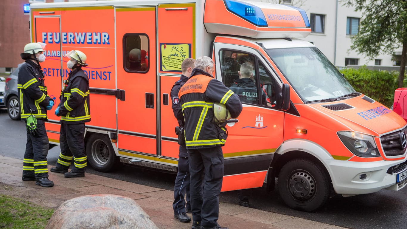 Der Rettungsdienst der Feuerwehr (Archivbild): In Hamburg ist eine 83-Jährige nach einem Brand ums Leben gekommen.
