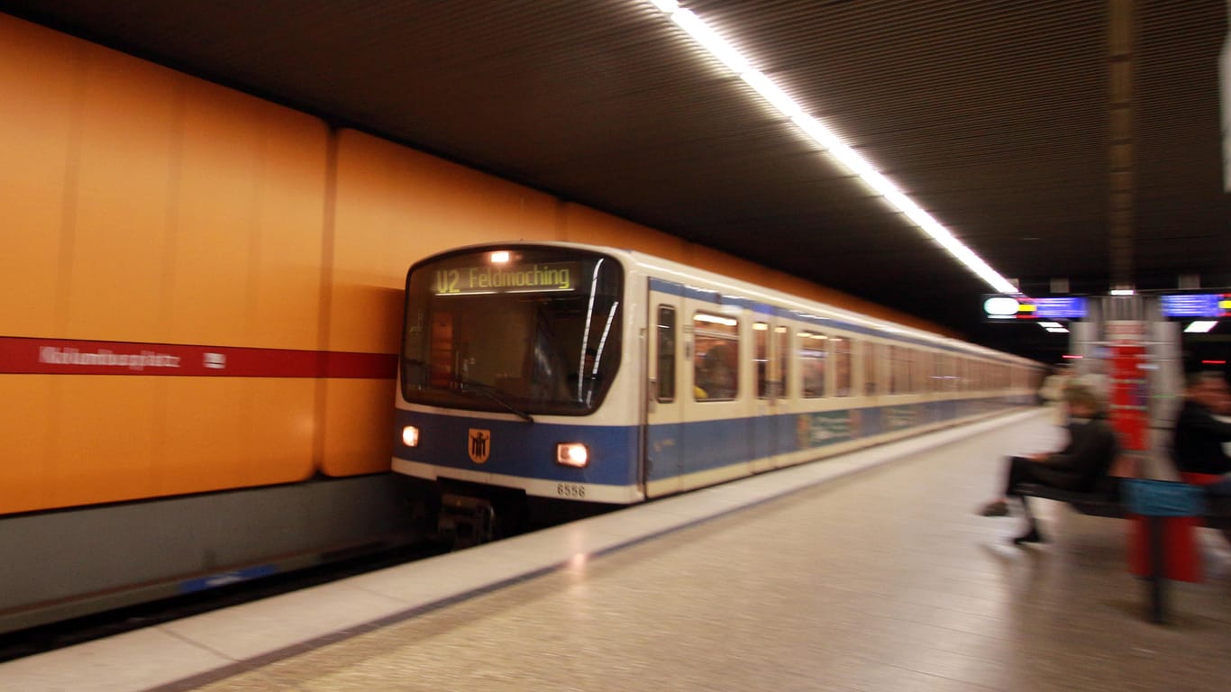 Eine U-Bahn der Linie 2 fährt ein (Archivbild): In München ist ein 76-Jähriger vor eine U-Bahn gestürzt und ums Leben gekommen.
