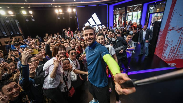 David Beckham (vo., hier mit Fans in Guangzhou) gilt in China als einer der bedeutendsten Sportstars überhaupt. Auch Timo Boll kommt dort sehr gut an.