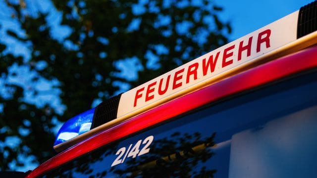 Das Blaulicht leuchtet auf dem Dach eines Feuerwehrfahrzeugs