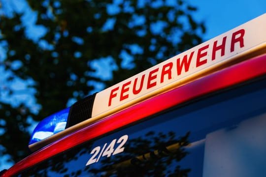 Das Blaulicht leuchtet auf dem Dach eines Feuerwehrfahrzeugs