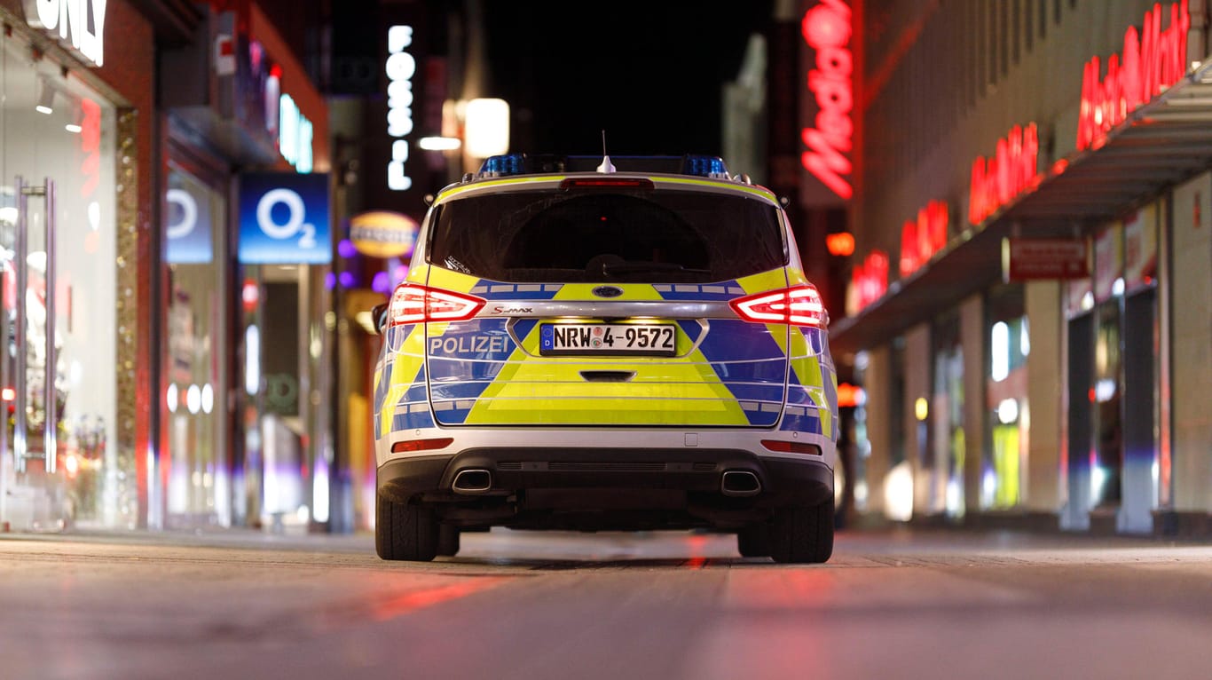 Ein Einsatzwagen der Polizei nachts auf der Einkaufsstraße Hohe Straße (Symbolbild): Ein 28-Jähriger wurde von einer Gruppe Jugendlicher angegriffen und schwer verletzt.