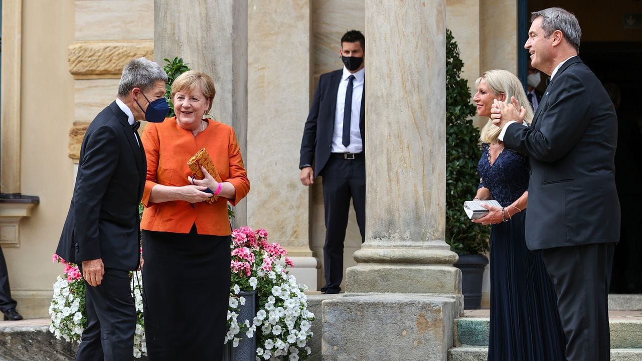 Bundeskanzlerin Angela Merkel, ihr Mann Joachim Sauer, Markus Söder, seine Frau Karin Baumüller-Söder kommen zum Festspielhaus auf dem Grünen Hügel.