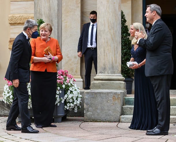 Angela Merkel begrüßt Markus Söder: Auch bei den Festspielen wird Abstand gehalten.