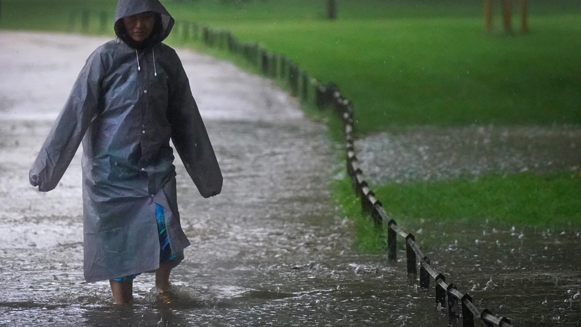 Unter Wasser in der Innenstadt von London: Teile der britischen Hauptstadt werden zum zweiten Mal in wenigen Wochen geflutet.