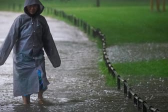 Unter Wasser in der Innenstadt von London: Teile der britischen Hauptstadt werden zum zweiten Mal in wenigen Wochen geflutet.