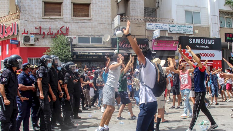 Proteste in Tunesien: Gewaltsame Demonstrationen brachen in mehreren tunesischen Städten aus.