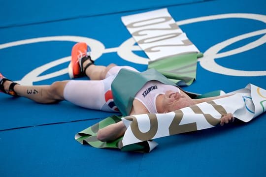 Triathlet Kristian Blummenfelt gewinnt Gold über die olympische Distanz.
