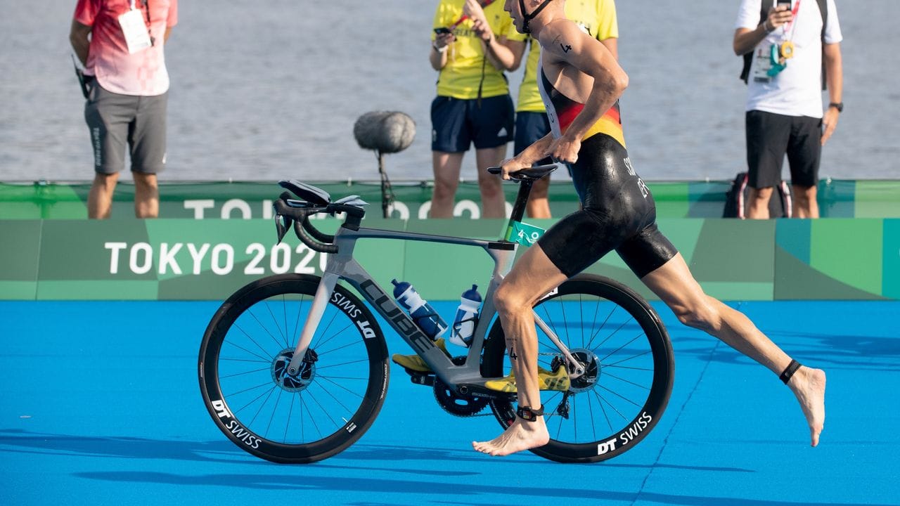 Jonas Schomburg wechselt nach dem Schwimmen auf das Rad.