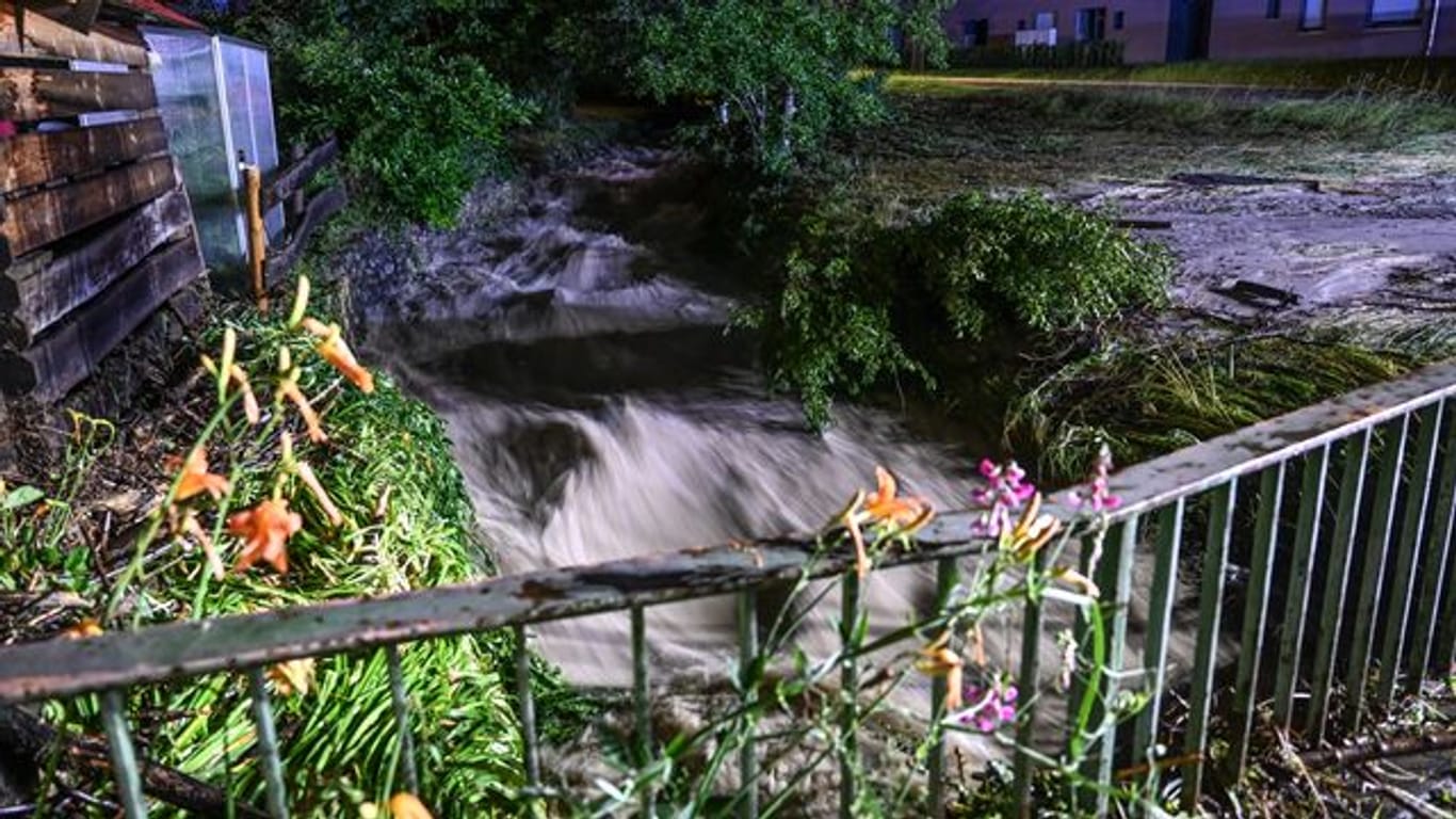 Kleine Bachläufe können nach starken Regenfällen reißende Fluten mit sich führen.