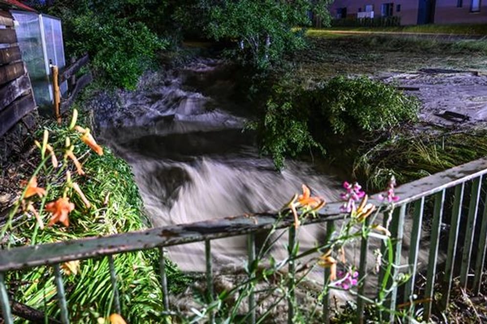 Kleine Bachläufe können nach starken Regenfällen reißende Fluten mit sich führen.