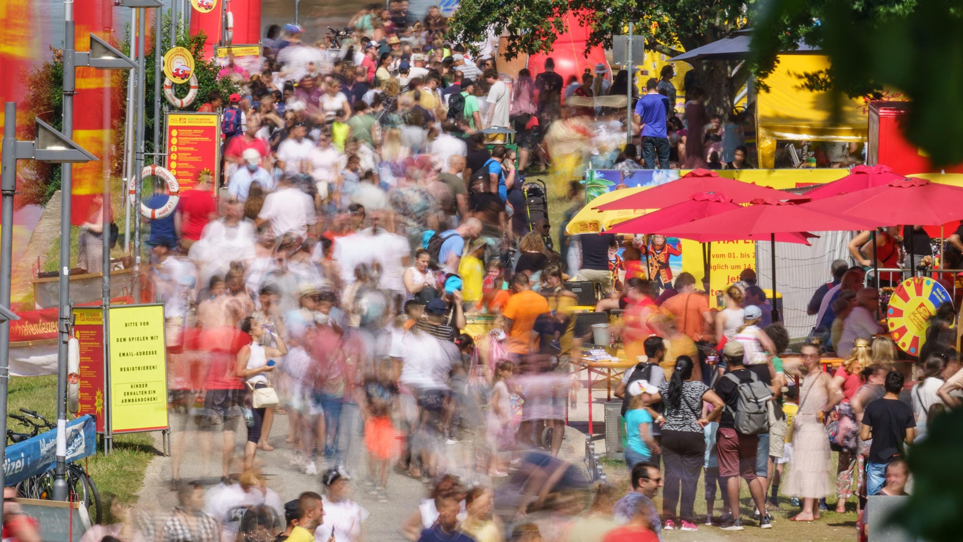 Zahlreiche Menschen spazieren am Mainufer entlang (Symbolbild): Die Inzidenz in Deutschland steigt weiter. Zahlreiche Menschen spazieren am Mainufer entlang (Symbolbild): Die Inzidenz in Deutschland steigt weiter.
