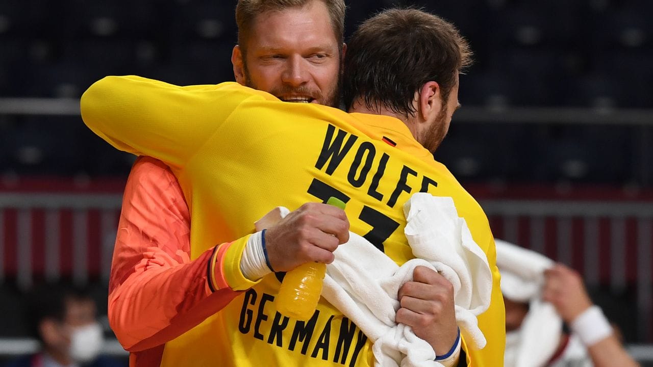 Die deutschen Torhüter Johannes Bitter (l) und Andreas Wolff feiern den Sieg.