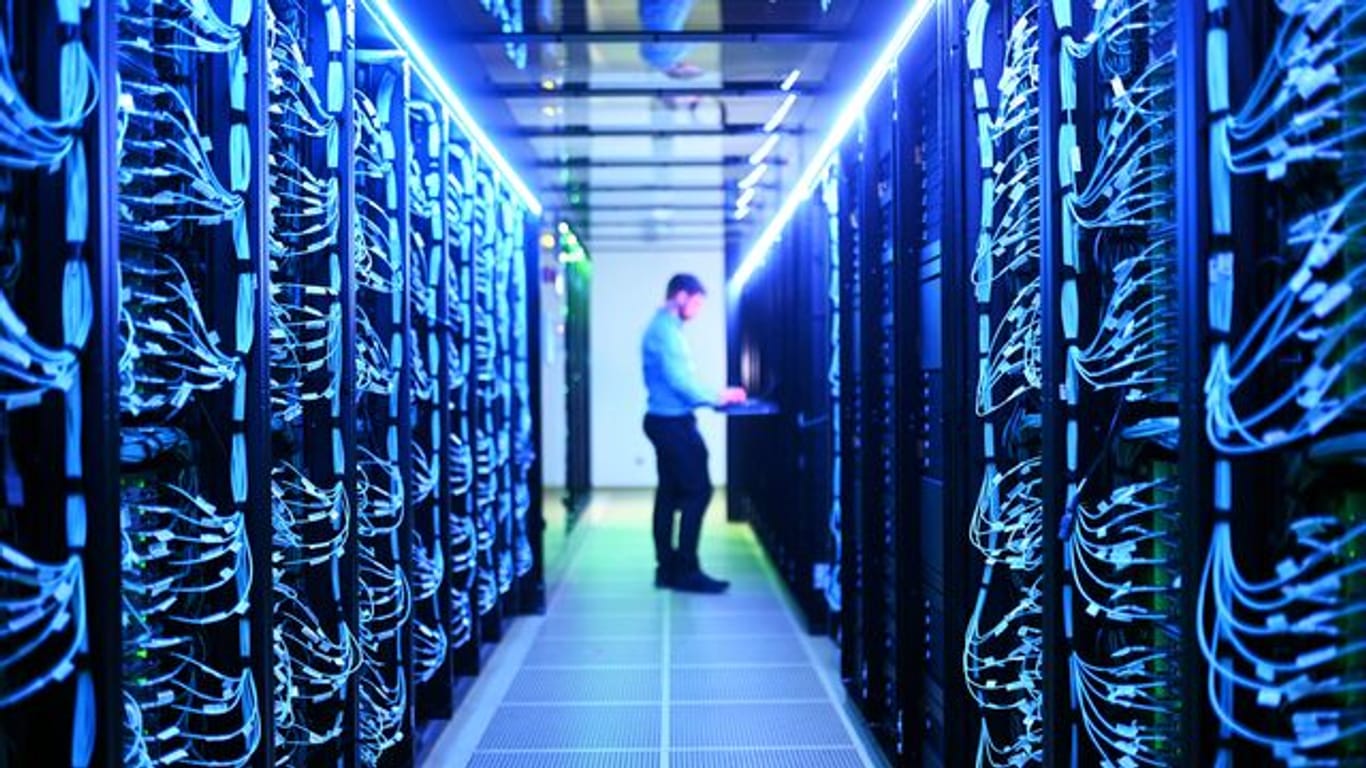 Ein Mann steht zwischen den Servern des neuen Hochleistungsrechners Horeka der Karlsruher Forschungsuni KIT (Archivbild): Besonderes Ausstattungen machen ihn energieeffizient.