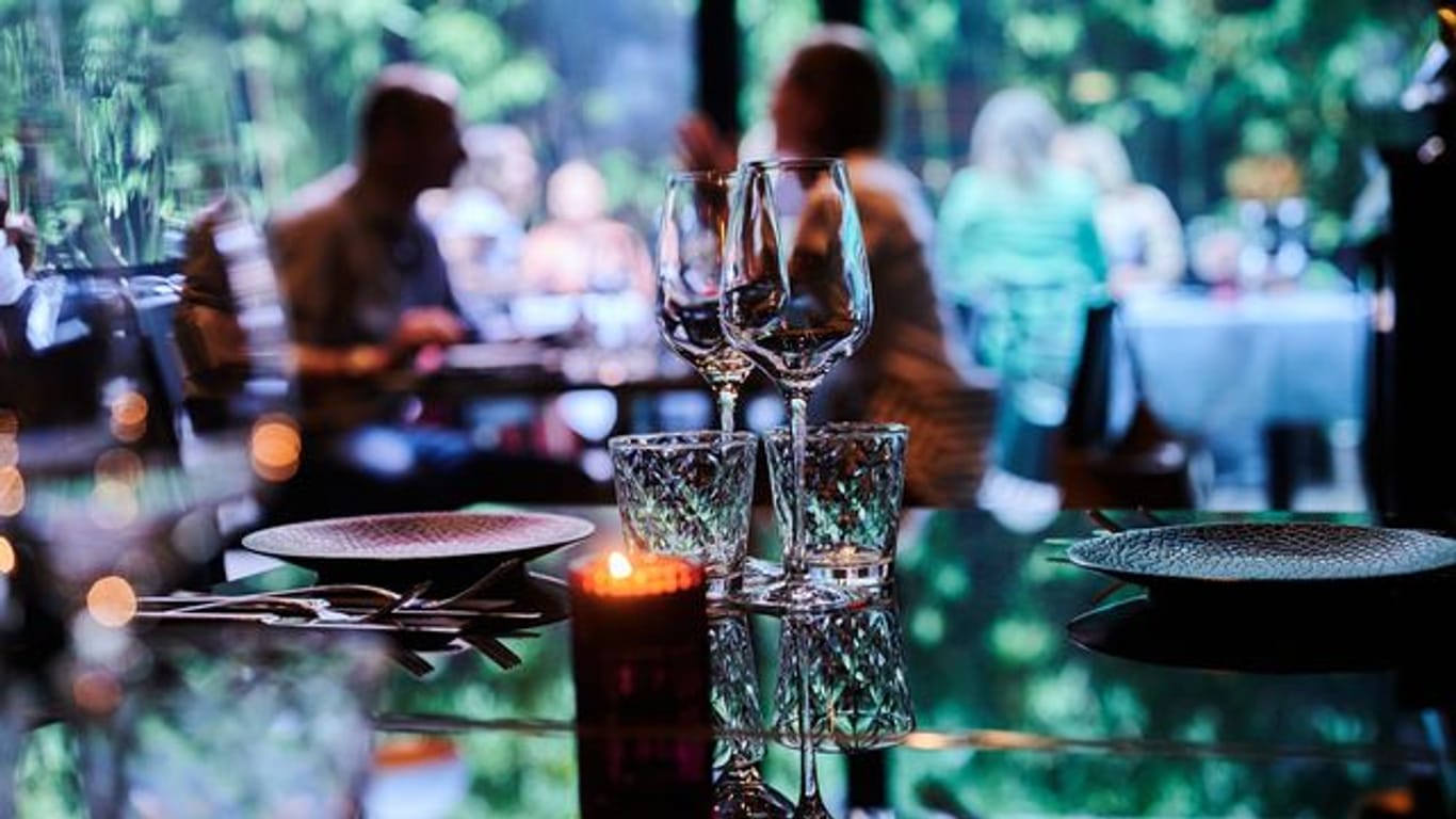 Gäste sitzen im Außenbereich eines Restaurants (Symbolbild): Auch für einen Besuch in den Innenräumen der Gastronomie sind keine Negativtests mehr notwendig.