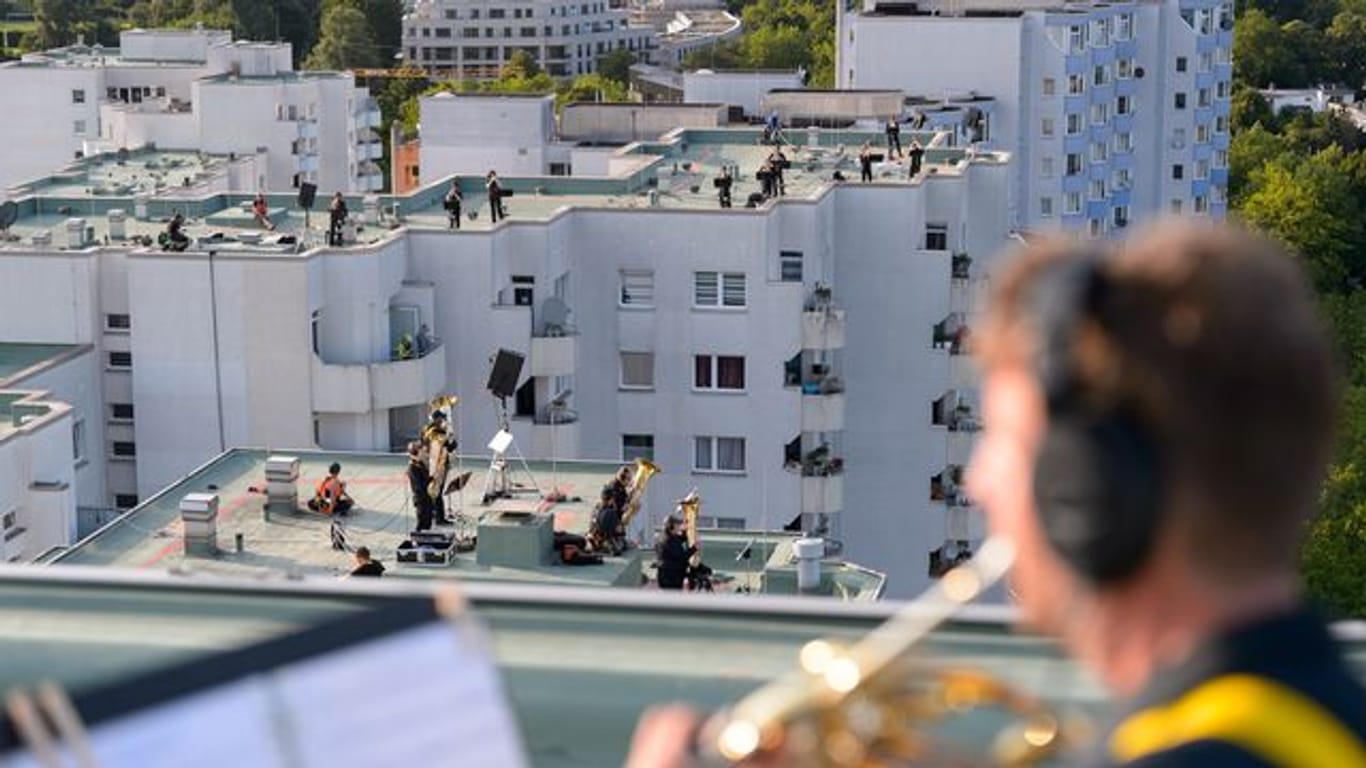 Blasmusiker spielen auf den Dächern von Hochhäusern