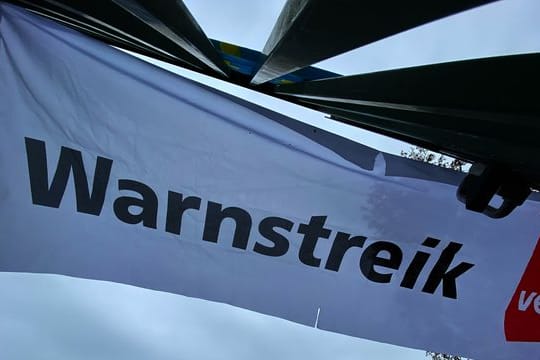 Transparent mit der Aufschrift "Warnstreik"