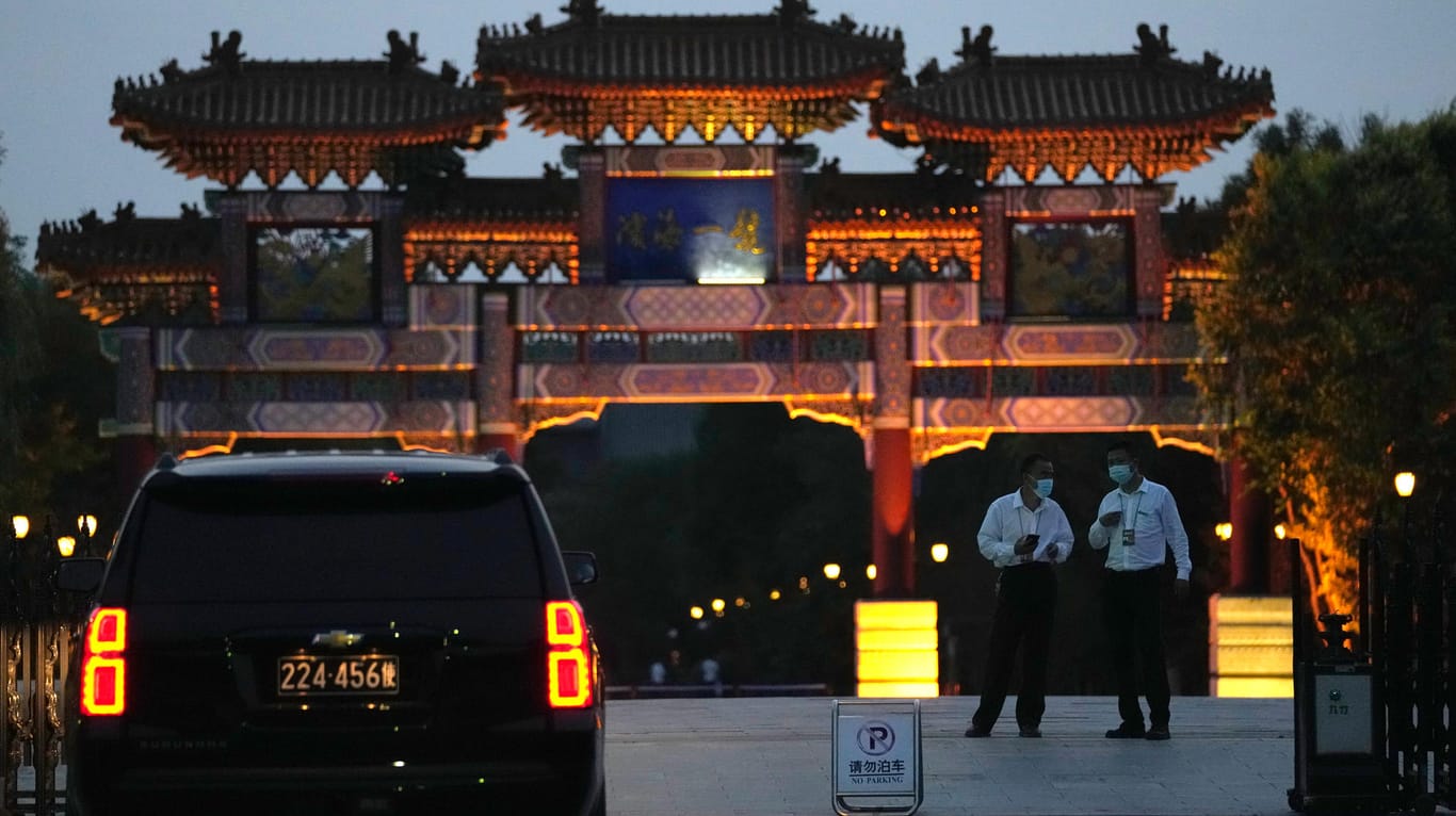 Ein Wagen der US-Botschaft vor einem Hotel in Tianjin: Die chinesische Regierung hat bei einem Treffen die China-Politik der USA scharf kritisiert.