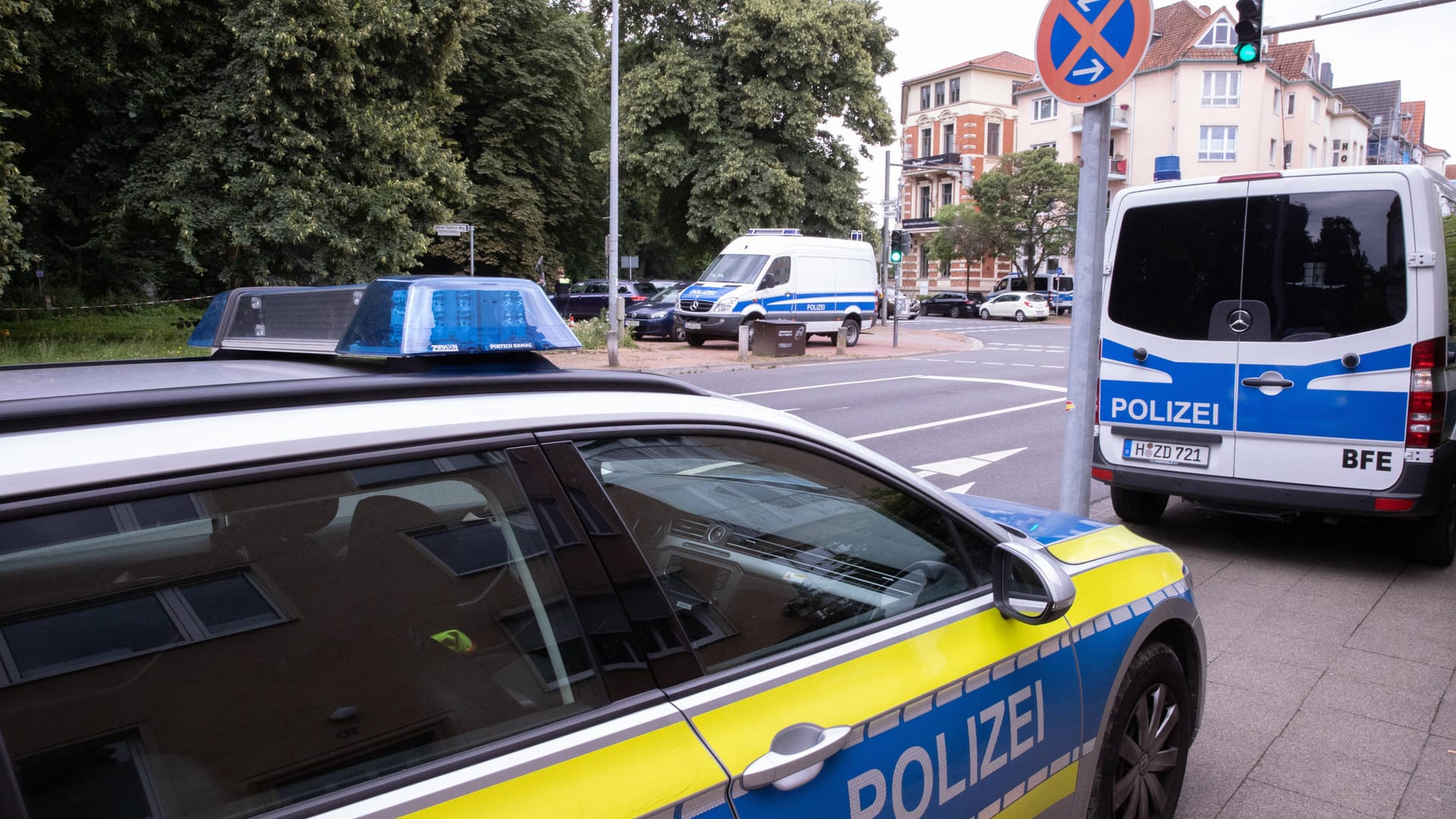 Polizei Hannover (Symbolbild): Ein Mann ist beim Sturz aus dem Fenster schwer verletzt worden. Polizei Hannover (Symbolbild): Ein Mann ist beim Sturz aus dem Fenster schwer verletzt worden.