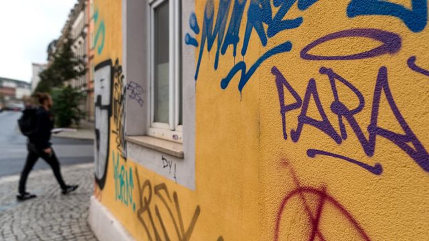 Graffiti an der Fassade eines Wohnhauses