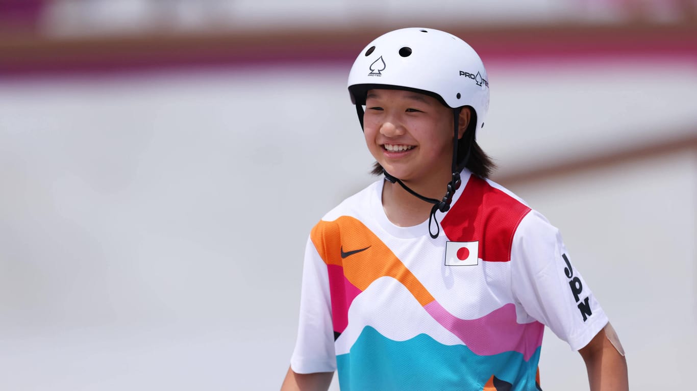 Hat im ersten olympischen Skateboard-Wettbewerb die Goldmedaille gewonnen: Die Japanerin Momiji Nishiya.