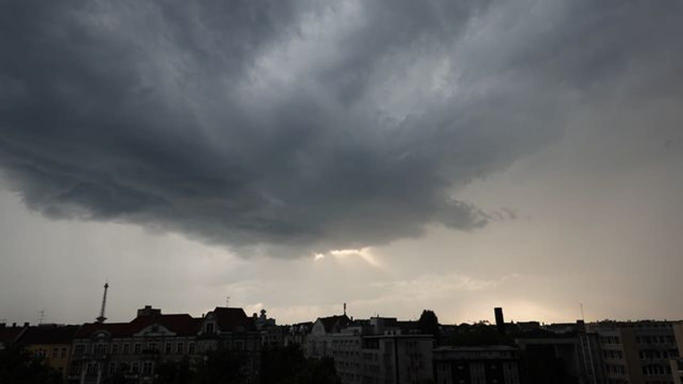 Dichte Regenwolken verdunkeln den Himmel über Charlottenburg