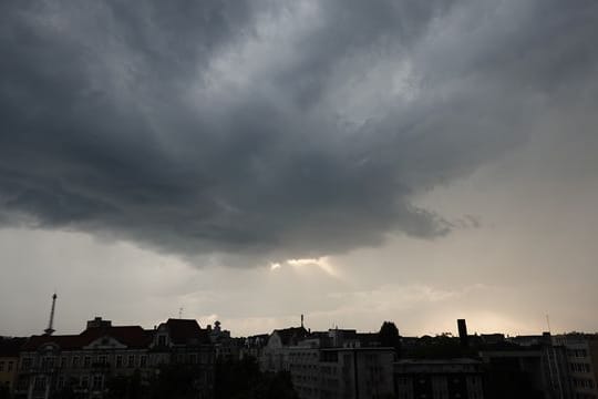 Dichte Regenwolken verdunkeln den Himmel über Charlottenburg