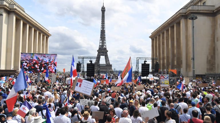 Proteste in Paris: Bei landesweiten Demonstrationen gegen Impfpass und Impfpflicht kam es zu Ausschreitungen und zahlreichen Festnahmen.