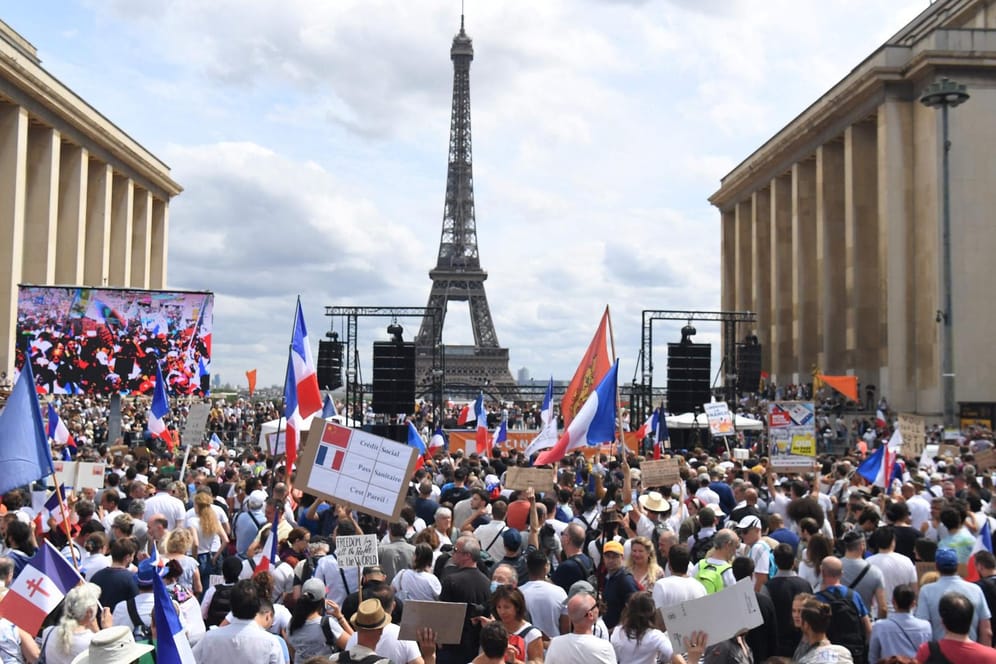 Proteste in Paris: Bei landesweiten Demonstrationen gegen Impfpass und Impfpflicht kam es zu Ausschreitungen und zahlreichen Festnahmen.