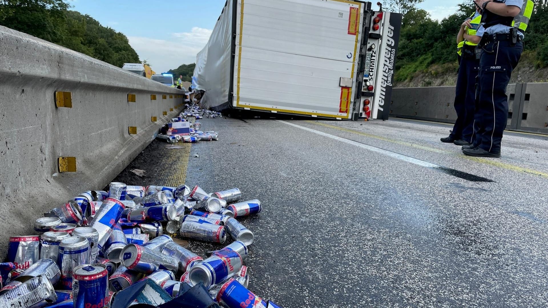 Energy Drinks liegen auf der A45: Ein Lastwagen hat bei Hagen-Süd seine Ladung verloren.