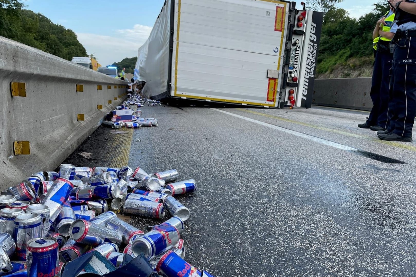 Energy Drinks liegen auf der A45: Ein Lastwagen hat bei Hagen-Süd seine Ladung verloren.