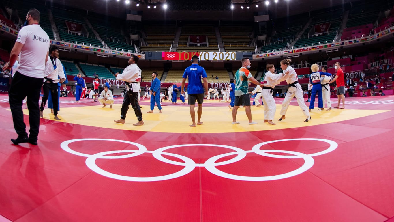 Judoka wärmen sich in der Olympia-Arena in Tokio auf: Bei dem Wettbewerb ist es erneut zu einem Eklat gekommen.