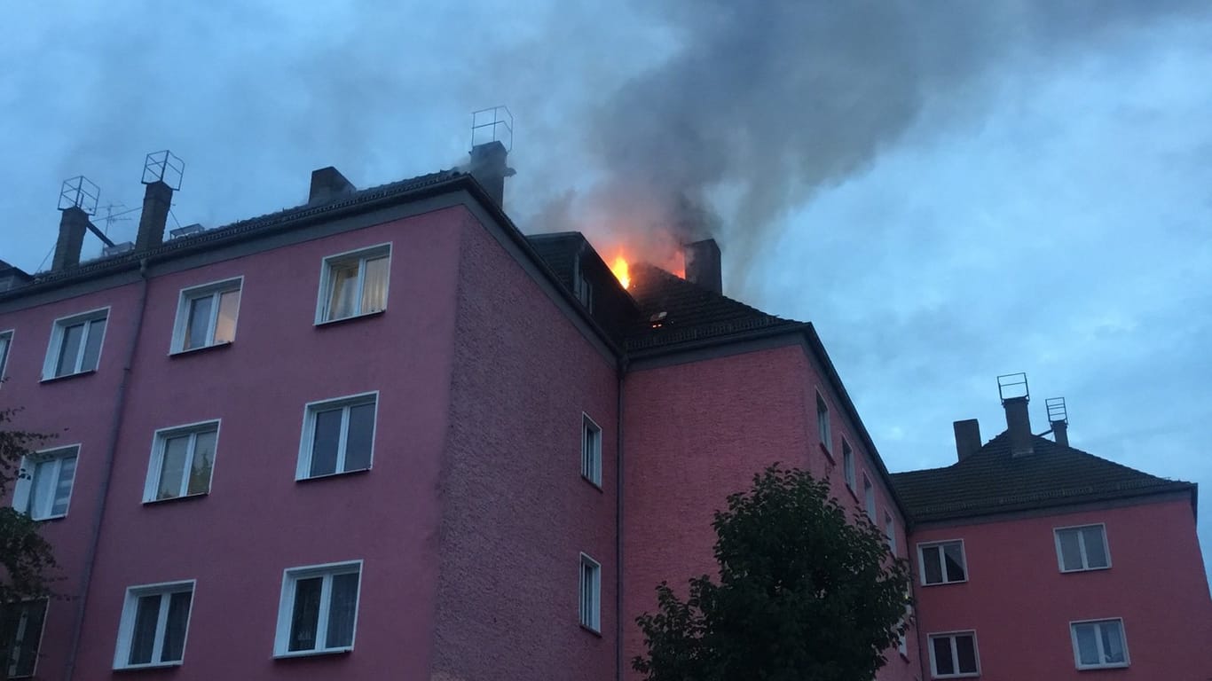 Das Dach eines Mehrfamilienhauses steht in Brand: Die Feuerwehr löschte den Brand in Rummelsburg mit über 80 Einsatzkräften.