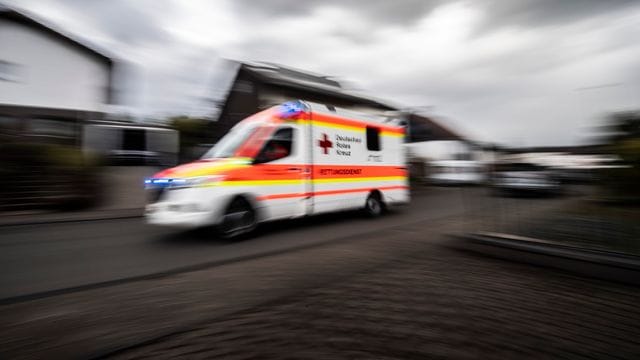 Ein Rettungswagen fährt über die Straße (Symbolbild): Genauere Angaben zum Unfallhergang gibt es bisher nicht. Ein Rettungswagen fährt über die Straße (Symbolbild): Genauere Angaben zum Unfallhergang gibt es bisher nicht.